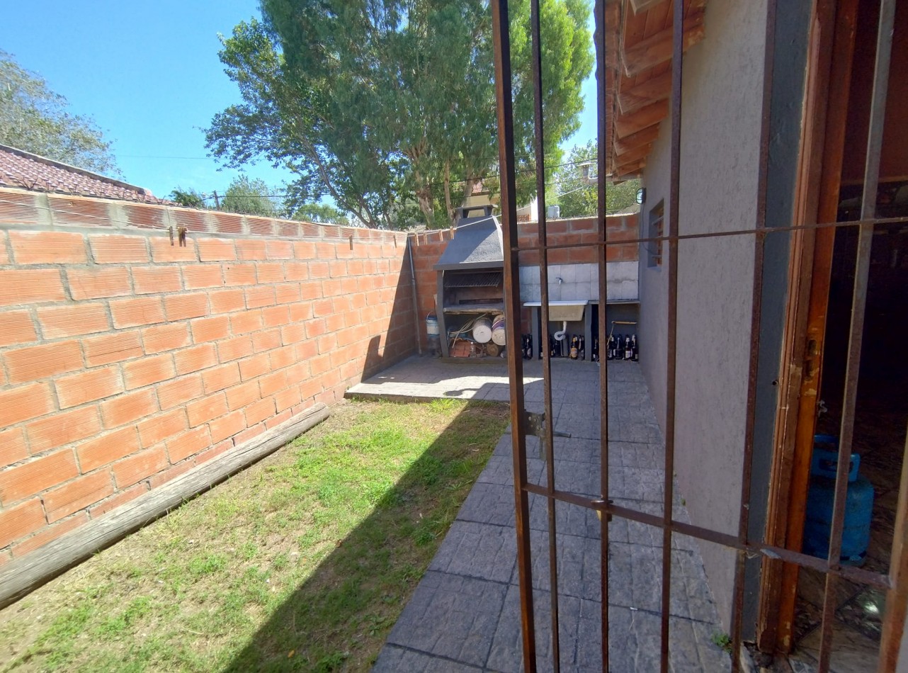CASA EN VENTA EN COSTA AZUL DOS HABITACIONES ESPACIO VERDE PATIO CON PARRILLA