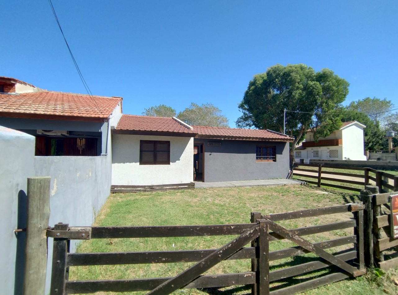 CASA EN VENTA EN COSTA AZUL DOS HABITACIONES ESPACIO VERDE PATIO CON PARRILLA