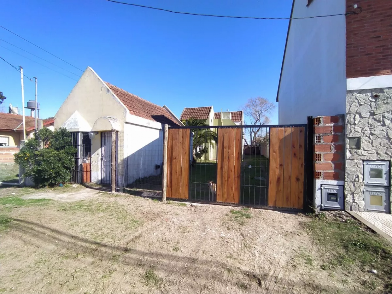 CASA EN VENTA EN SAN BERARDO 4 HABITACIONES GAS NATURAL CONECTADO CON DEPTO MONOAMBIENTE AL FRENTE