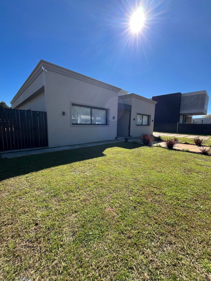 HERMOSA CASA EN VENTA EN MAR DE AJO ESTILO MODERNO